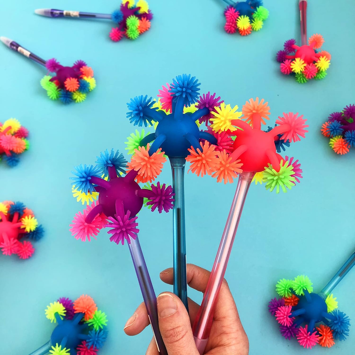 Stylo LED Fantaisie avec Pompon Bleu – Image 4